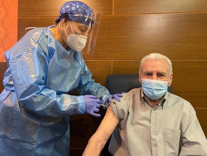 El primer vacunado en Ourense, Inocencio Corbal.