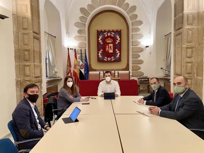 Reunión del alcalde de Cáceres con representantes de dos proyectos de fotovoltaicas