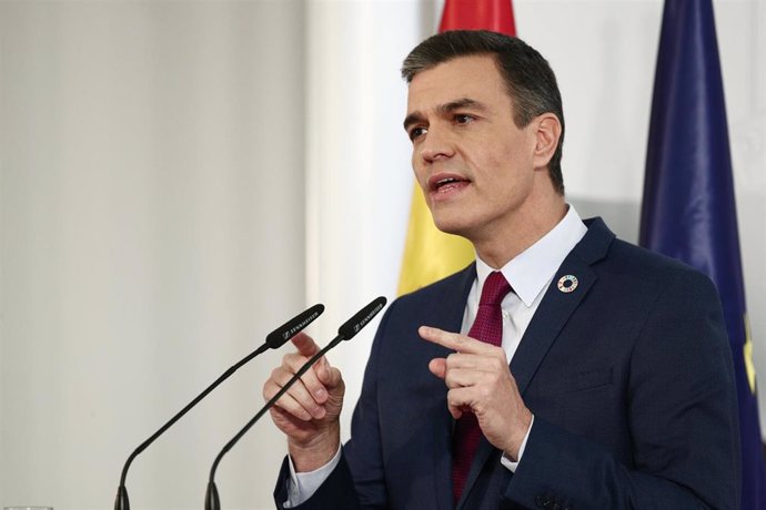 El presidente del Gobierno, Pedro Sánchez, en rueda de prensa para presentar el primer informe de rendición de cuentas del Gobierno, este 29 de diciembre