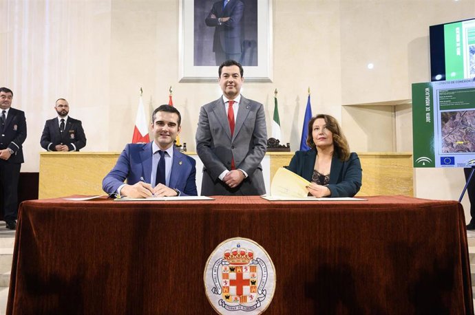 El alcalde de Almería firma con la Junta de Andalucía el convenio para inversiones en los depósitos de La Pipa