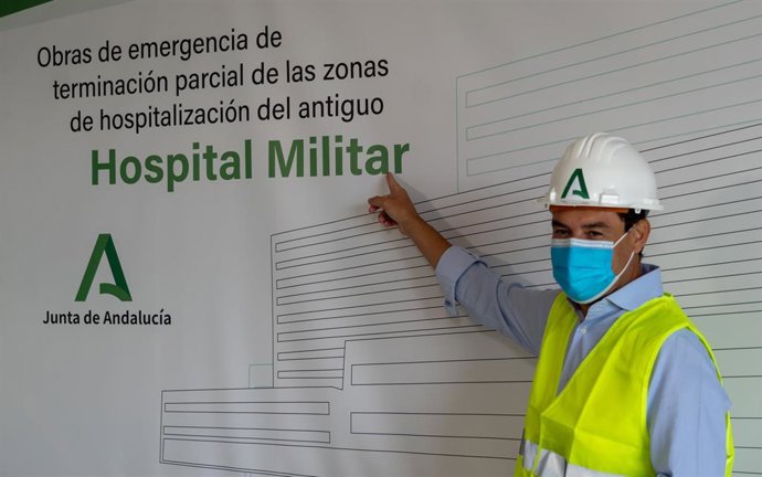 El presidente de la Junta, Juanma Moreno, en declaraciones  a la prensa al termino de la visita a las obras que se ejecutan en el antiguo Hospital Militar de Sevilla, para hacer posible su reapertura. Sevilla a 2 de septiembre del 2020 (Foto de archivo).