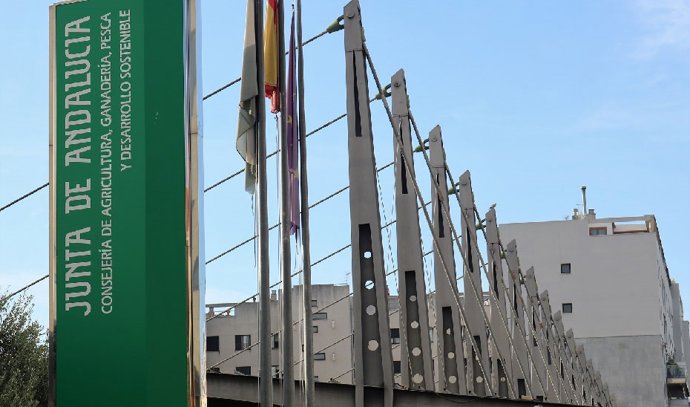 Fachada de la sede de la Consejería de Agricultura, Ganadería, Pesca y Desarrollo Sostenible de la Junta de Andalucía