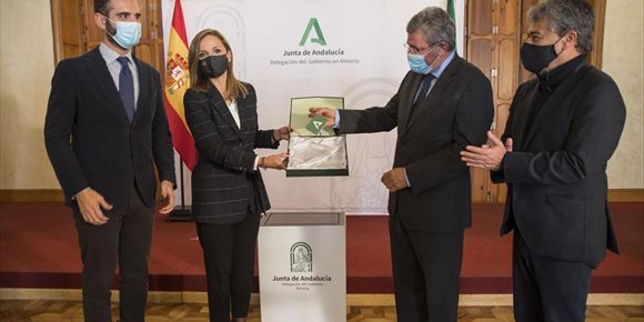 2. La Junta entrega a Subdelegación las llaves del inmueble para que la UAL tenga sede en el centro de Almería