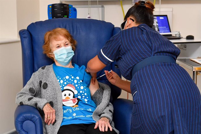 08 December 2020, England, Coventry: Margaret Keenan, receives the Pfizer/BioNtech covid-19 vaccine at University Hospital, to be the first patient in the UK to receive the vaccine at the start of the largest ever immunisation programme in the UK's hist