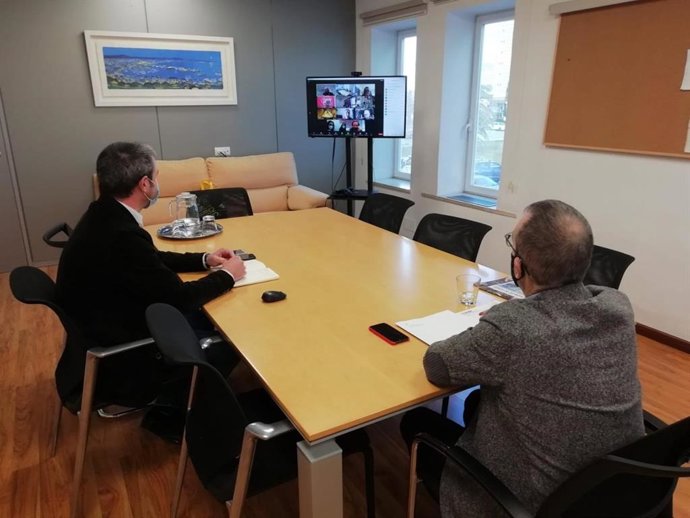 El vicepresidente del Govern y conseller de Transición Energética y Sectores Productivos, Juan Pedro Yllanes, junto al director general de comercio, Miquel Piñol, en reunión con patronales y sindicatos del sector comercial.