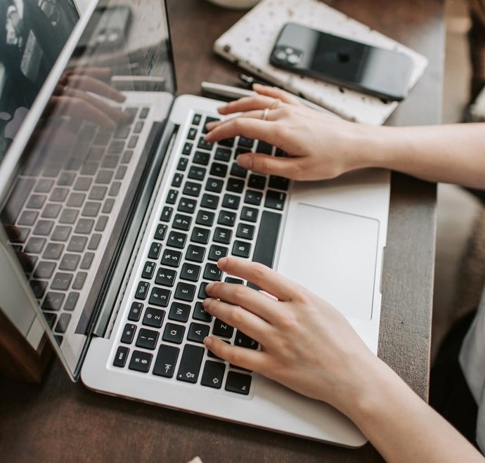 Una persona trabajando con un ordenador.