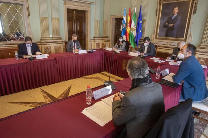 Reunión del Consejo Sectorial para la Búsqueda de una Solución a las Balsas de Fosfoyesos, en el Ayuntamiento de Huelva.
