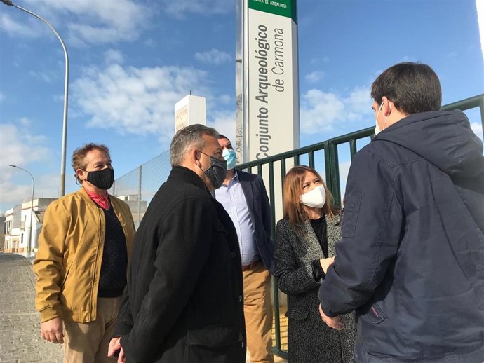 Verónica Pérez y Agustín Guisado, junto a la Necrópolis de Carmona