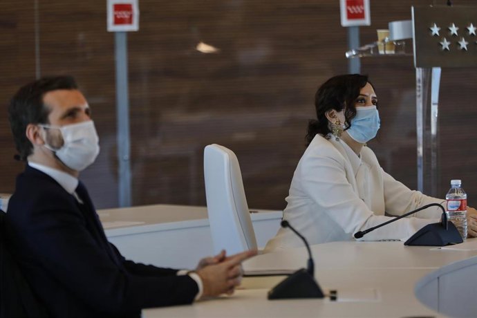El presidente del PP, Pablo Casado, y la presidenta de la Comunidad de Madrid, Isabel Díaz Ayuso, durante la Inauguración del Hospital Isabel Zendal.