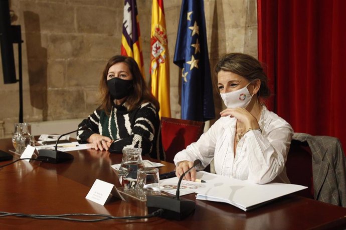 La ministra de Trabajo y Economía Social, Yolanda Díaz (d), y la presidenta del Govern, Francina Armengol (i) presiden  la Mesa del Diálogo Social de las Islas Baleares, en la Capella del Consolat del Mar, Palma de Mallorca, Mallorca, Islas Baleares (Es