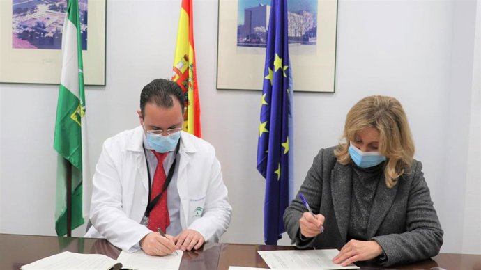 El director gerente del hospital Juan Ramón Jiménez José Luis Bonilla, y la presidenta de la Junta Provincial de Huelva de la AECC, Gloria Puy.