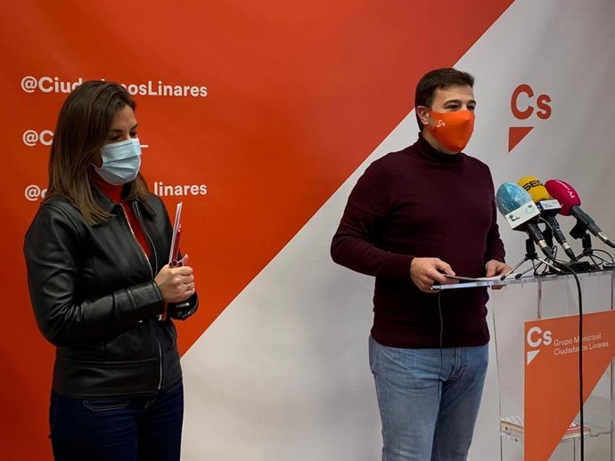 El portavoz de Cs en la Diputación de Jaén, Ildefonso Ruiz, con la concejala de Cs en Linares Noelia Justicia, durante la rueda de prensa