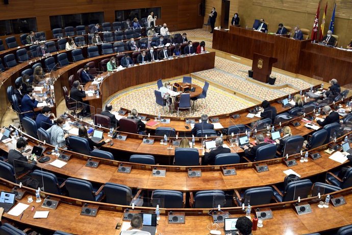 La presidenta de la Comunidad, Isabel Díaz Ayuso, interviene durante una sesión de control al Gobierno en la Asamblea de Madrid (España), a 12 de noviembre de 2020. El Gobierno regional informará este jueves en el Pleno de la Asamblea de Madrid sobre la