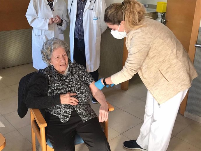 Victoria Moncho recibe su vacuna
