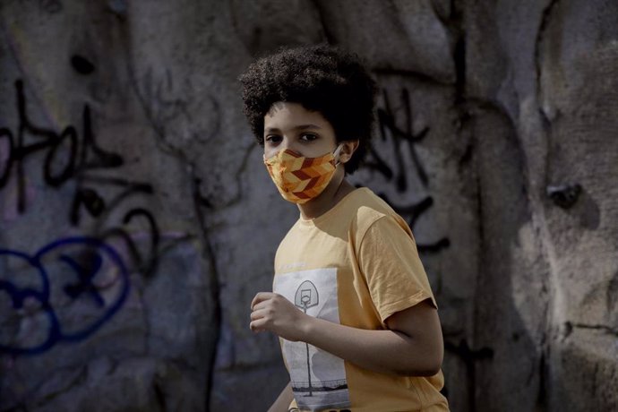 El niño actor y modelo Hugo Ndiaye, de 10 años, pasea el primer día en el que los menores de 14 años de la Comunidad de Madrid pueden realizar paseos entre las 10 y las 13 horas y entre las 17 y las 21 horas. En Madrid (España) a 28 de mayo de 2020.