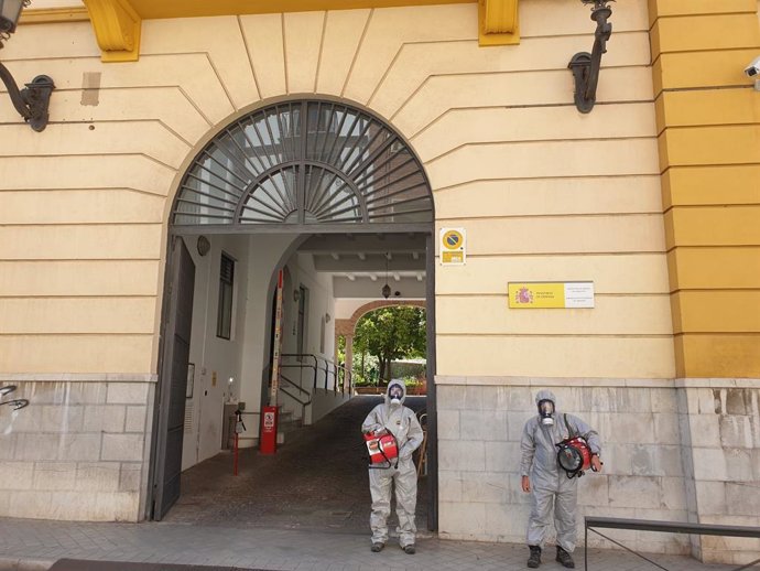 Miembros de la AGCS aplicando ozono en la Subdelegacion de Defensa en Granada