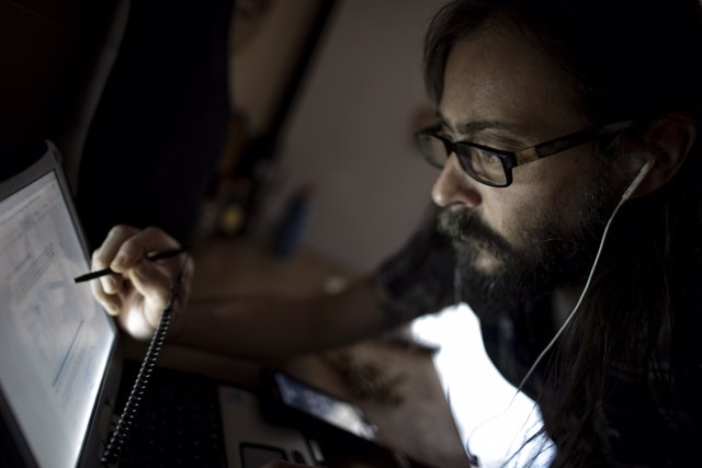 Raul Sainz-Ezkerra teletrabajando desde su casa con un portátil, en Madrid (España), a 11 de septiembre de 2020.