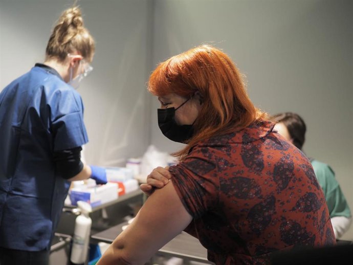 Virginia Úriz, trabajadora de la residencia El Vergel, recibe la vacuna frente al Covid-19 en Navarra, que ha empezado este martes a vacunar a los profesionales sociosanitarios.