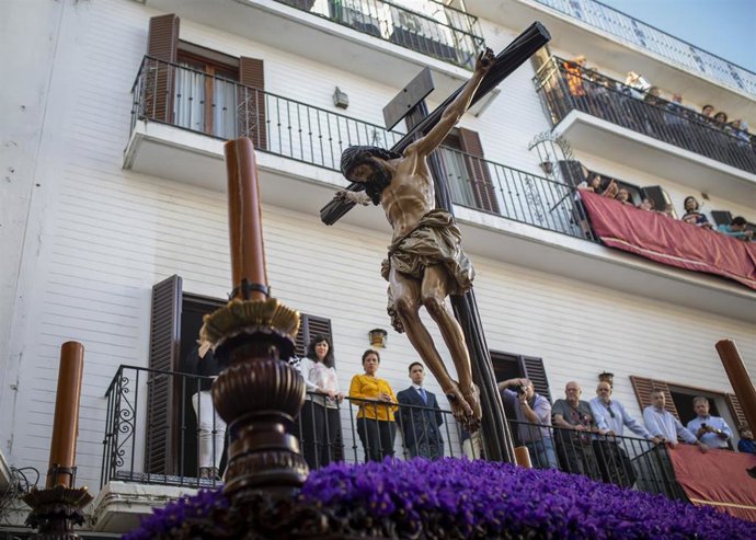 Cristo de la Buena Muerte de Los Estudiantes a su paso por la calle Almirantazgo, en foto de archivo
