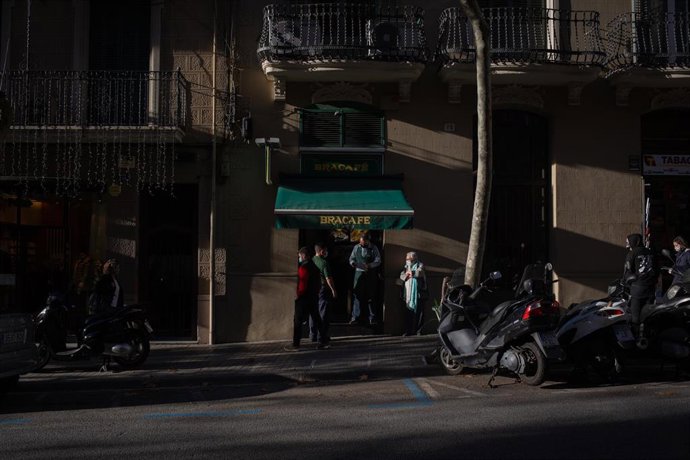 Personas en el exterior de un bar, en Barcelona, Catalunya (España), a 21 de diciembre de 2020.
