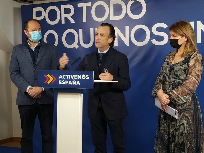 En el centro, el parlamentario del PP de Almería Pablo Venzal