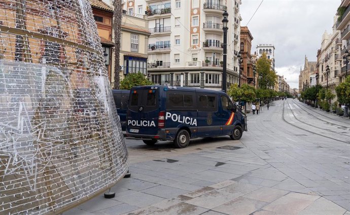 Dos furgonetas de la Policía Nacional en la Puerta de Jerez de Sevilla