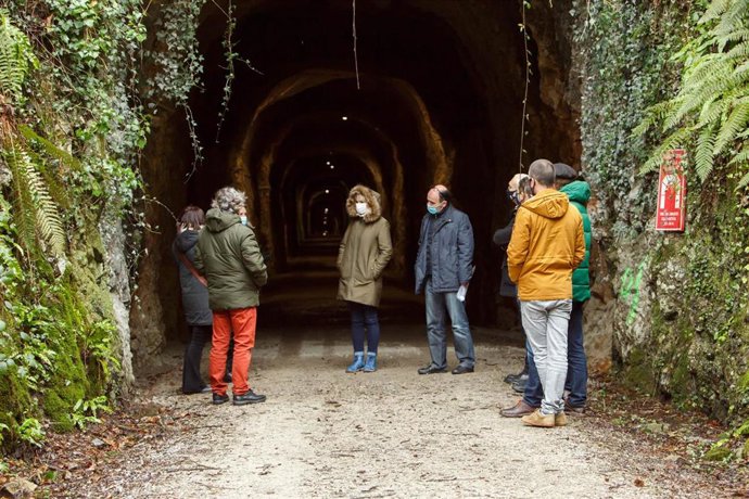 El consejero Ayerdi y la directora Ezkutari visitan uno de los túneles de la vía verde del Plazaola