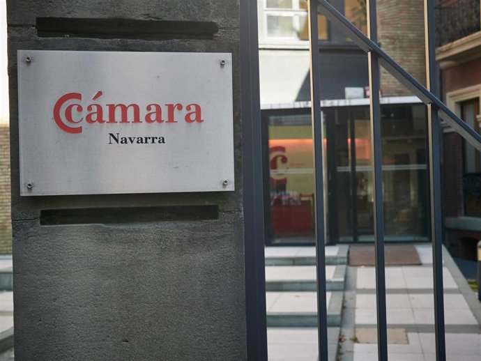 Entrada a la Cámara de Comercio de Navarra durante el día 54 del estado de alarma en Pamplona 