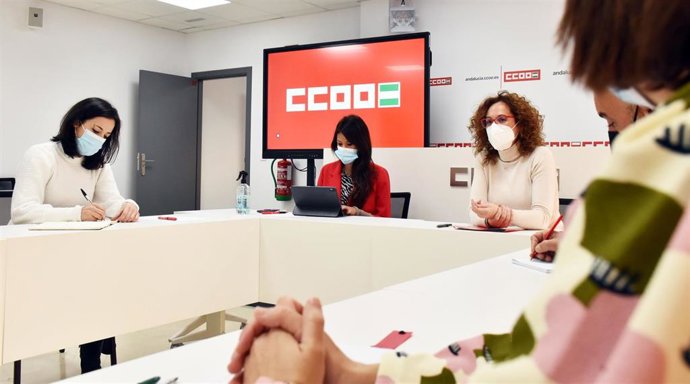 Imagen del encuentro este martes entre la secretaria general de Podemos, Martina Velarde, y la secretaria general de CCOO-A, Nuria López.
