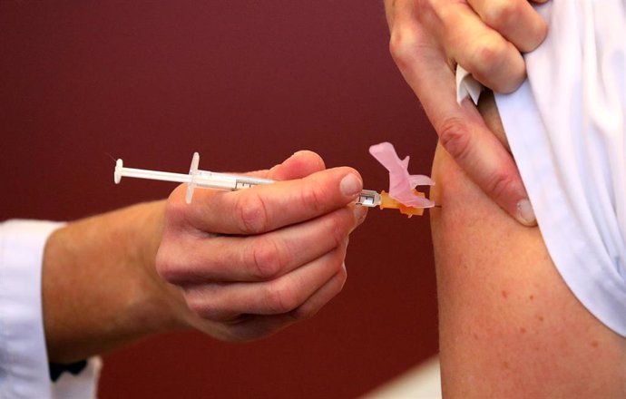 29 December 2020, Mecklenburg-Western Pomerania, Rostock: A healthcare professional receives a dose of the Biontech/Pfizer COVID-19 vaccine at the Suedstadt Rostock Hospital. Photo: Bernd Wüstneck/dpa-Zentralbild/ZB