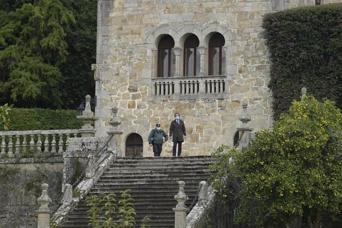 El abogado del Estado junto a un guardia civil en el día de realización del inventario del pazo de Meirás