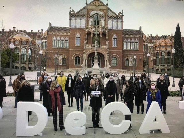 La candidata del PDeCAT a les eleccions, Àngels Chacón, en un acte amb les dones del partit davant de l'Hospital de Sant Pau de Barcelona