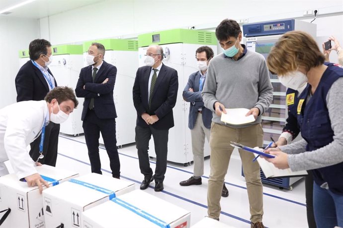 El delegado del Gobierno en Euskadi, Denis Itxaso, visita la empresa Bexen Medical para recibir la remesa de vacunas contra el covid-19