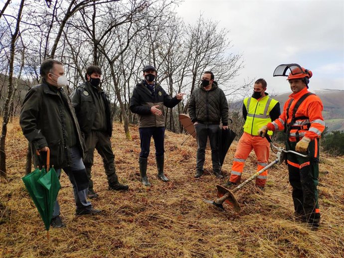 El consejero de Desarrollo Rural, Guillermo Blanco, visita los trabajos habituales de la cuadrilla forestal de prevención de incendios de Cabuérniga.