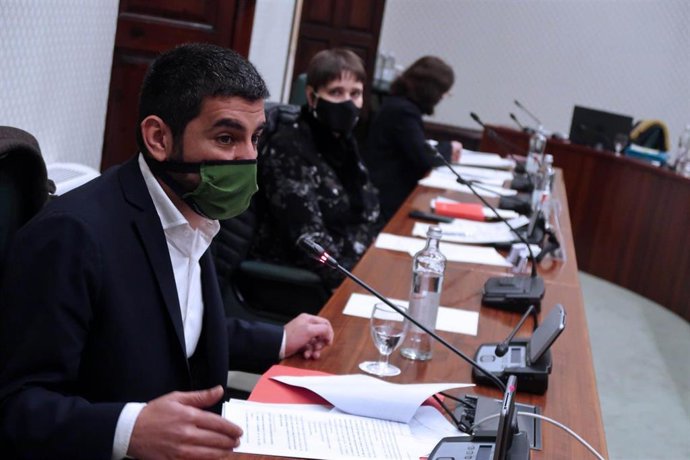 El Conseller de Trabajo, Asuntos Sociales y Familias, Chakir El Homrani, el 9 de diciembre, durante la presentación del Plan Estratégico para los Servicios Sociales 2020-2024 en el Parlament de Catalunya.