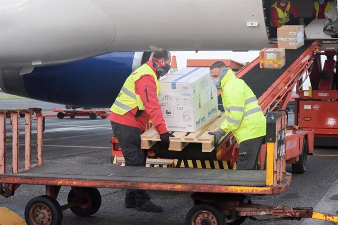 Llega a Canarias la segunda remesa de vacunas contra la COVID-19
