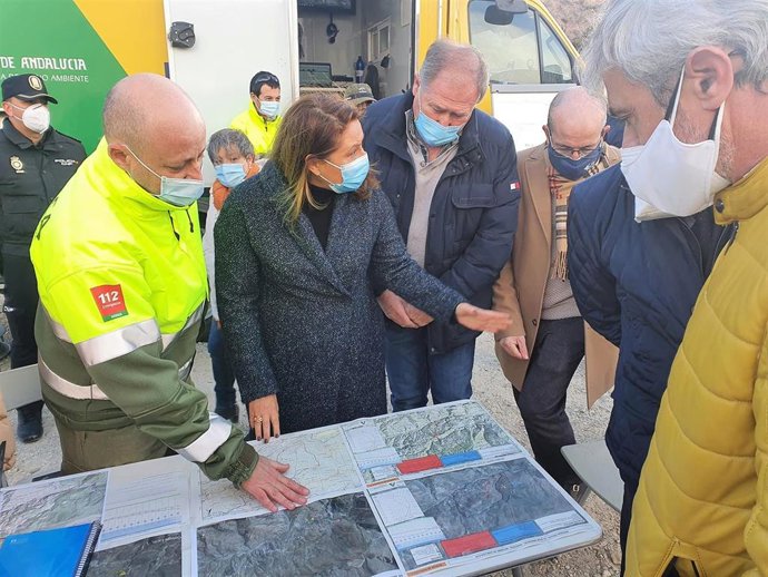 La consejera andaluza Carmen Crespo, en Almegíjar (Granada), con motivo del incendio forestal declarado en la zona