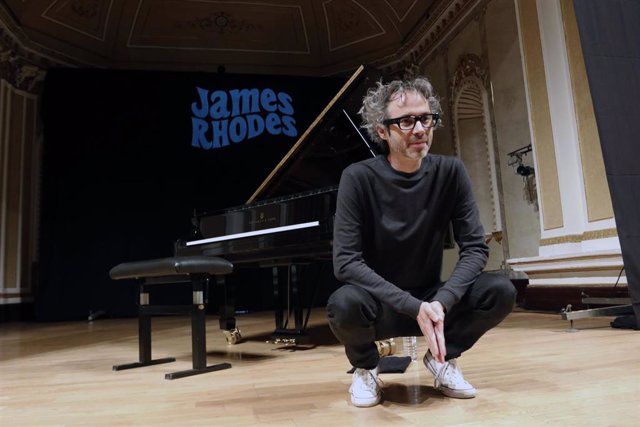 El pianista James Rhodes en un momento del pase de prensa del concierto benéfico en la Sala María Cristina, Málaga