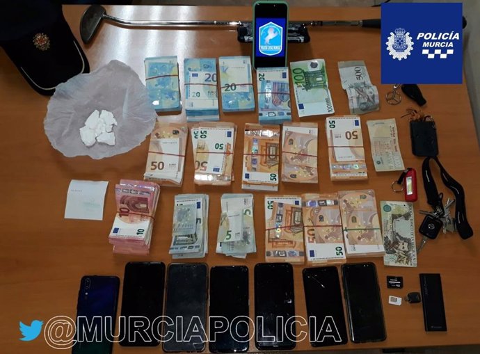 Imagen del dinero, los móviles y la droga incautada a los detenidos