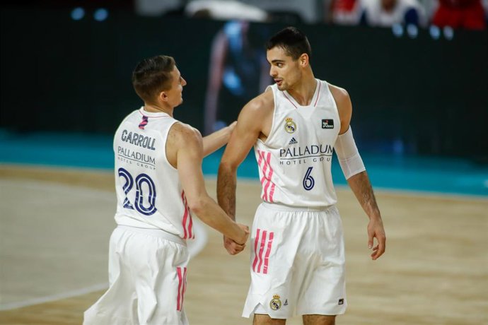Alberto Abalde y Jaycee Carroll durante un partido del Rea Madrid