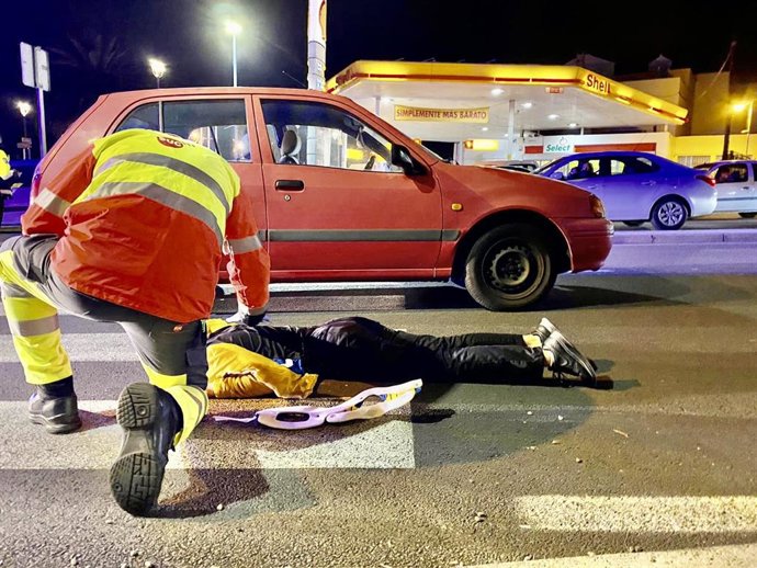 Personal del SUC atiende a la joven tras ser atropellada