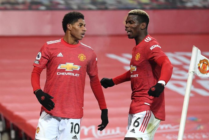 Rashford celebra con Pogba su gol de la victoria ante el Wolverhampton