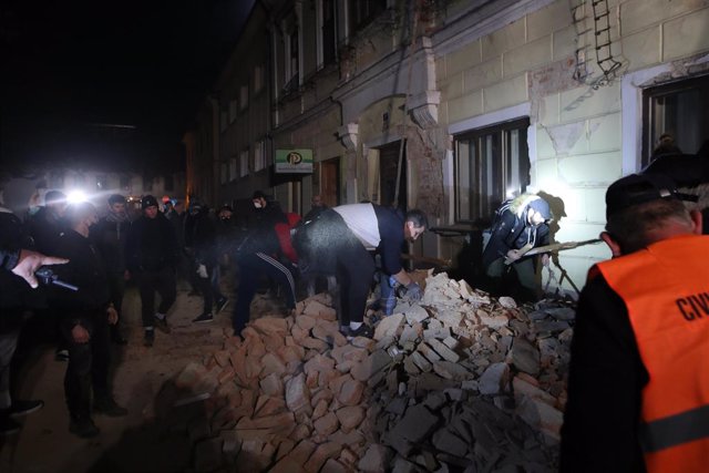 Labores de rescate en la localidad de Petrinja, en el norte de Croacia, tras la sacudida provocada por un terremoto de magnitud 6,3 en la escala de Ritcher.