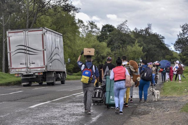 Migrantes venezolanos retornan desde Colombia a su país debido a la crisis del coronavirus.