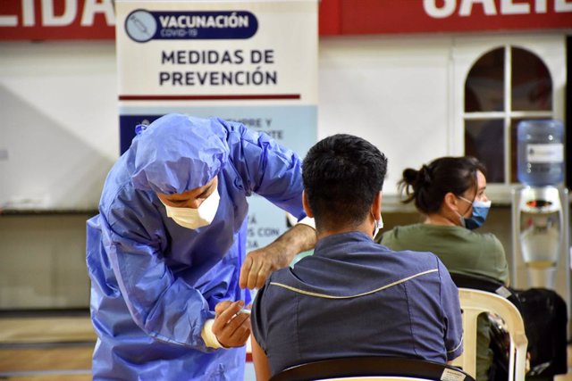 29 December 2020, Argentina, San Juan: Health care workers receive their doses of the Russian Sputnik V coronavirus vaccine amid a nationwide vaccination campaign. Photo: Ruben Paratore/telam/dpa