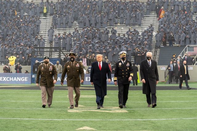El presidente de EEUU, Donald Trump, durante el tradicional encuentro navideño de fútbol americano entre los equipos del ejército y la Marina.