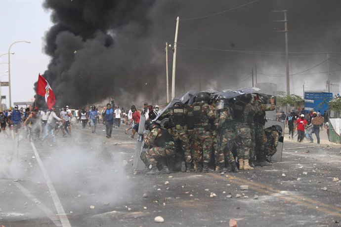 22 December 2020, Peru, Ica: Workers of the Agro Exporters clash with security forces as they block a road during a protest for not approving the new agricultural law. Photo: El Comercio/GDA via ZUMA Wire/dpa