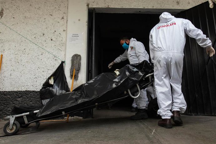 Trabajadores de un crematorio en Ciudad de México.