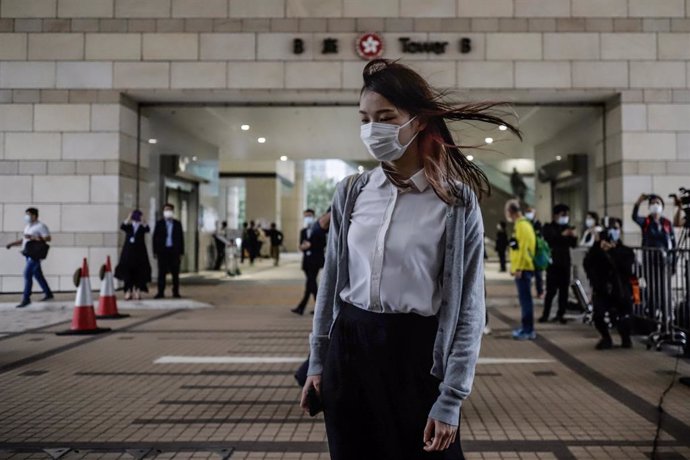 FILED - 23 November 2020, China, Hong Kong: Pro-democracy activist Agnes Chow (C)arrives at the West Kowloon Magistrates' Courts for a court hearing for charges in connection with a protest outside police headquarters in June 2019. Photo: Liau Chung-Re