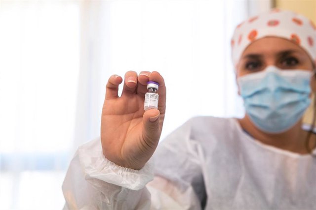 Una sanitaria muestra uno de los primeros viales de la vacuna de Pfizer-BioNTech llegados a Extremadura.